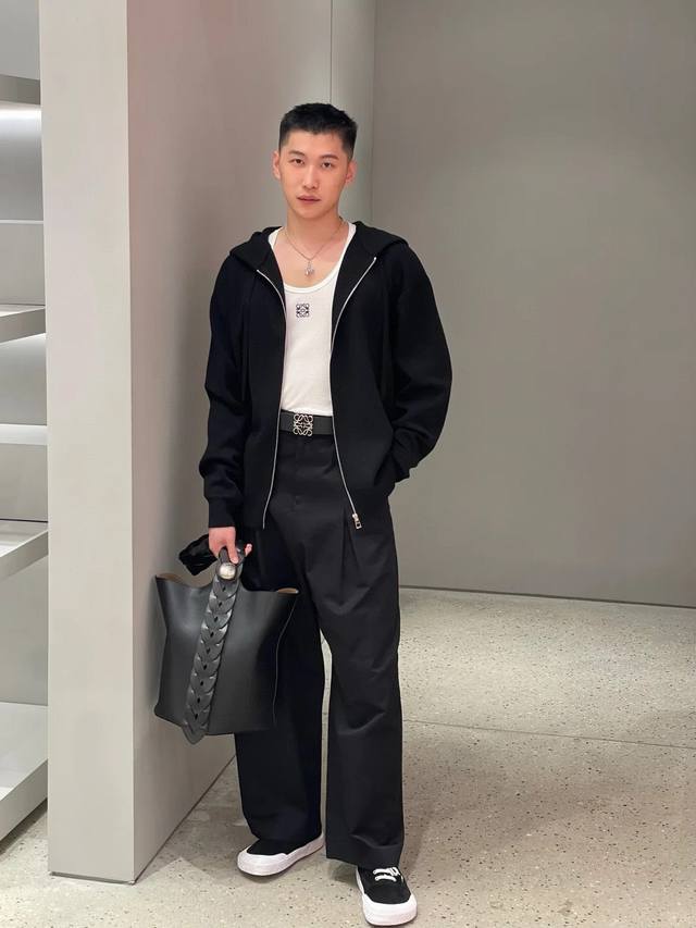 Loewe罗意威anagram 拉链针织羊毛衫连帽外套 -关于成衣- 1、原版11515元 面料成分为96% 羊毛 3% 聚酰胺 1% 氨纶 2、为降低生产成本