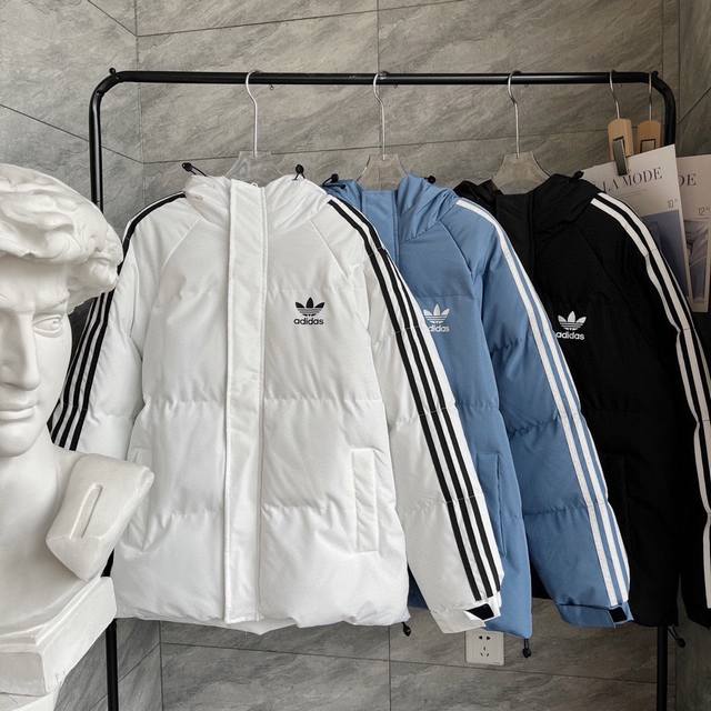 Adidas阿迪达斯三叶草经典三杠小logo印花拉链连帽羽绒棉服温暖上新 今年冬天最潮外套 赶快下手 真真真的是太保暖了 上身秒变时髦精 大大的版型 超级好搭