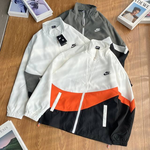 Nike Big Swoosh耐克专柜同款经典大钩子立领夹克最优品质 爆炸上新 出街回头率超高的的夹克外套！经典勾子设计搭配上左胸的小logo设计，既经典又不失