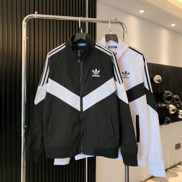 Adidas阿迪达斯三叶草专柜同款发售经典三杠立领夹克最优品质 爆炸上新 出街回头率超高的的夹克外套！三杠的设计搭配上左胸的小logo设计，既经典又不失新潮！定