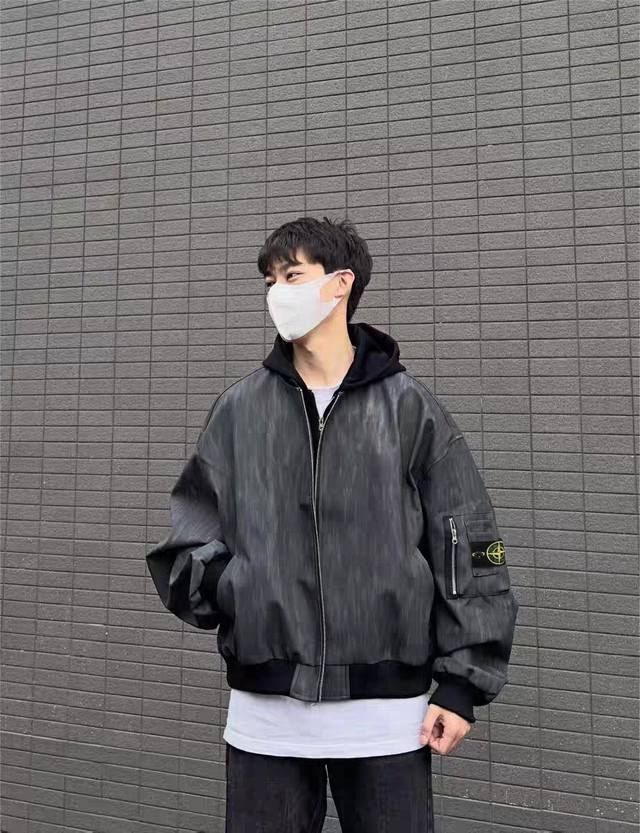 品控款 #Stone Island 石头岛 Fw24秋季新款复古棒球服假两件连帽pu皮纹理夹克外套情侣款 –采用软滑的pu皮材质 手感柔软 垂感好，面料舒适透气