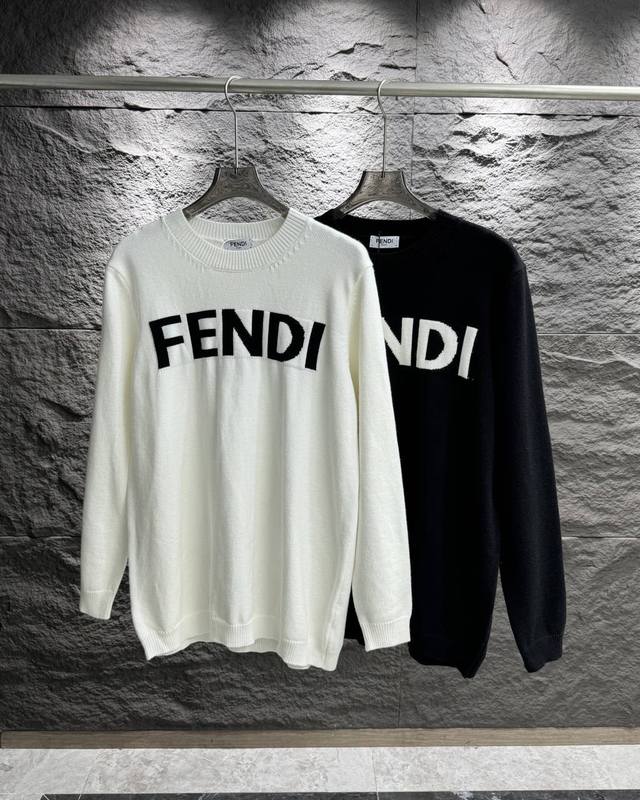 高品质 Fendi芬迪经典logo提花圆领套头毛衣 原版价格6100￥购入 带圆领和长袖的毛衣，采用撞色fendi字样嵌花，白色羊毛材质，7针加厚毛衣 小红书爆