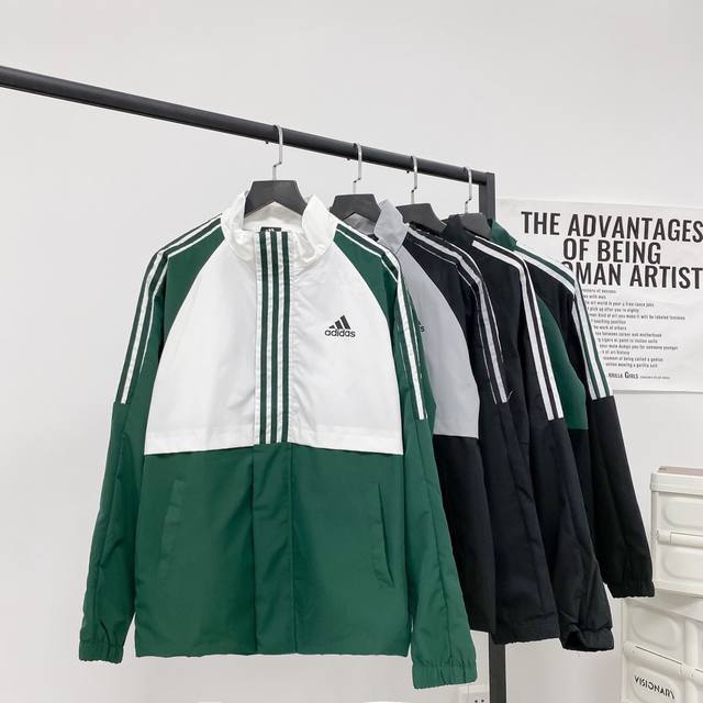 Adidas阿迪达斯三杠四色拼色立领外套夹克潮酷上新 经典的才是永恒的经久不衰，版型宽松，随便搭配一条运动裤出门，时尚有型！拿捏住了吗 真的太啦 衣橱必备单品低