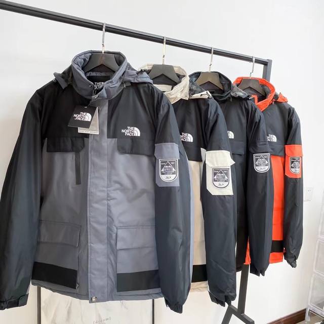 The North Face Tnf北面美版四色加绒加厚拼接冲锋夹克火热上新 采用出口级聚酯纤维加厚加密防风歪布 防水涂层抗寒保暖无惧户外零下天气！细密厚实绒毛