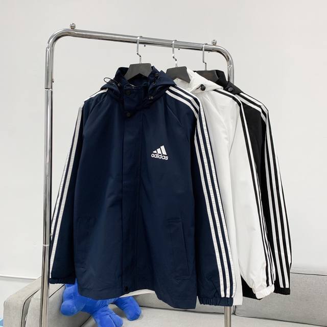 Adidas阿迪达斯专柜同款发售经典三杠小logo印花连帽外套最优品质 爆炸上新！ 出街回头率超高的的连帽外套！三杠的设计搭配上左胸的小logo设计，既经典又不