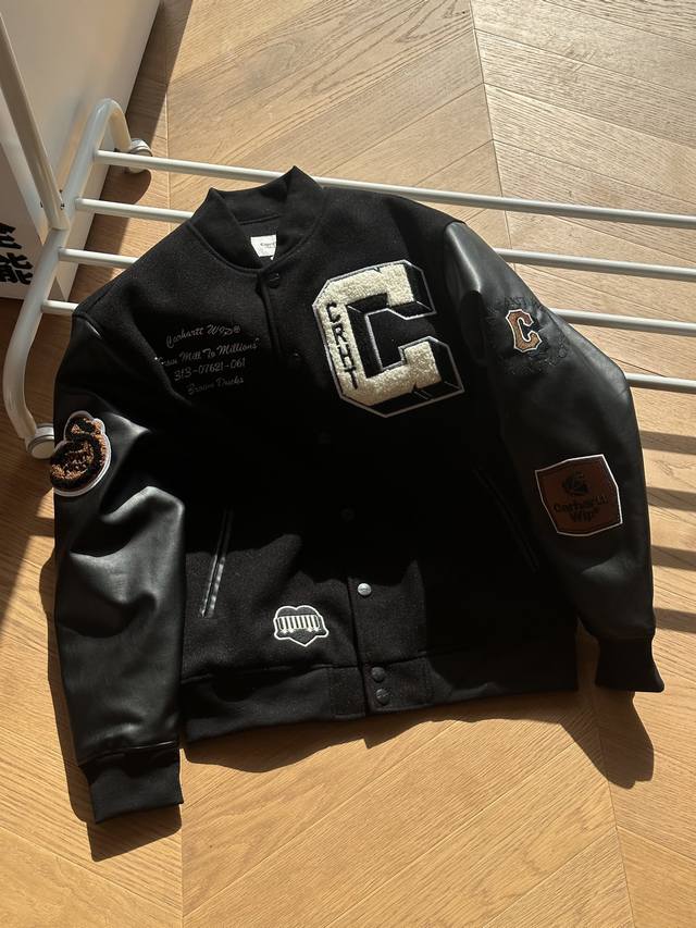 供 Carhartt Wip卡哈特 大c字母植绒皮袖棉服外套 S~Xl 得物在售1999，原版羊毛呢面料，手感柔软细腻，搭配撞色柔软皮袖，胸口大c皮标字母log