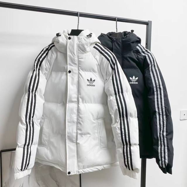 上新 上新 Adidas 阿迪达斯三叶草专柜经典款三条杠羽绒棉服面包服，男女同款，专柜长青百搭款，情侣款面包服，经典百搭永不过时系列绝佳冬季穿搭必备单品 寒冬一