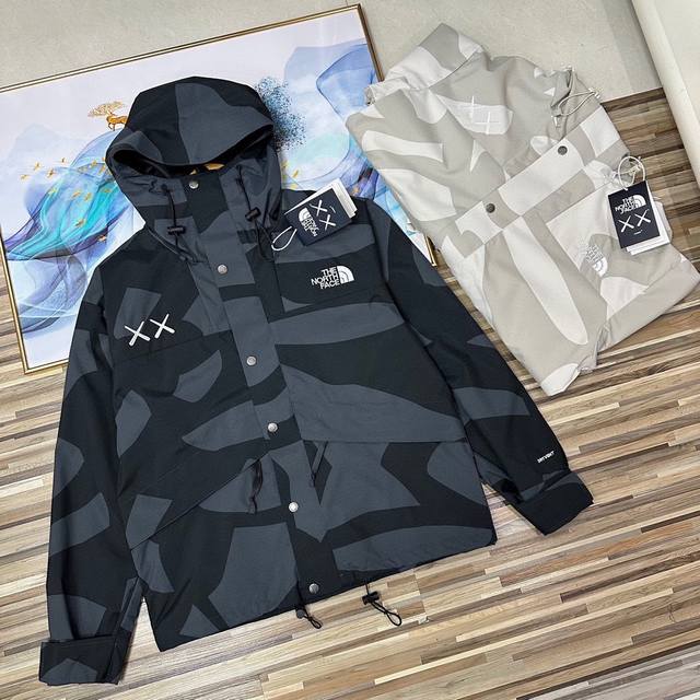 上新 Tnf X Kaws 北面联名芝麻街经典1986男女情侣款迷彩连帽冲锋衣夹克外套 原版复刻 顶级品质tnf北面潮流限定款 潮流男女都不可错过的一款梦幻联动