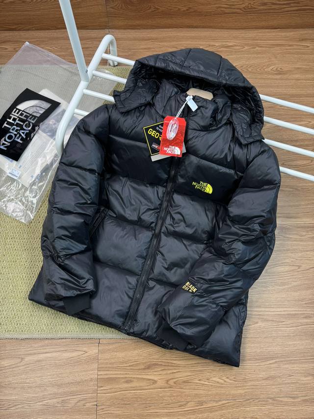 重磅推荐the North Face 北面新款黑金羽绒服连帽男女情侣款 帽子脱卸 90鸭绒+热反射！ 黑金羽绒服内有热反射拼接能够有效降低热能消失这种银离子特殊