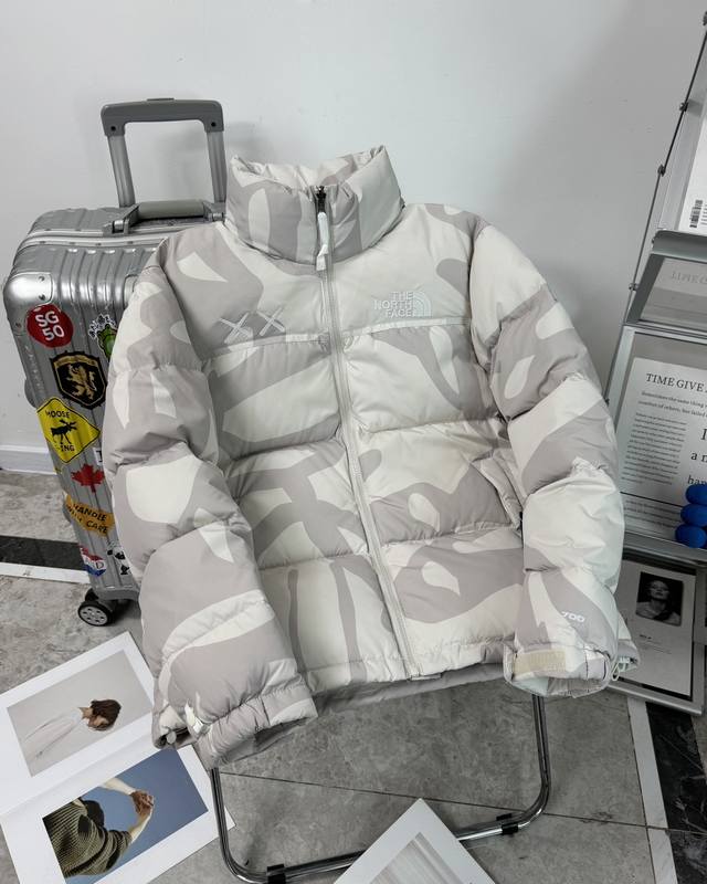 顶级版本 面料防水 The North Face Xx Kaws 北面2024秋冬联名羽绒服系列新作，二度与传奇艺术家kaws合作。 北面羽绒服 在新一季的ka