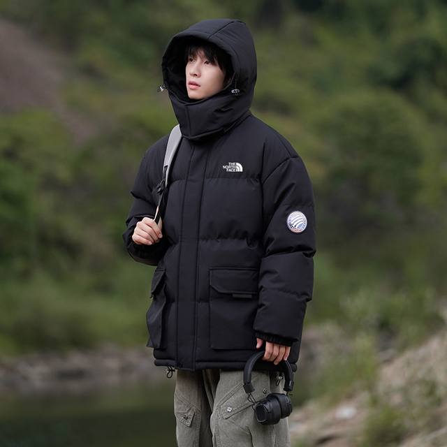 上新 The North Face 北面海外限定羽绒棉服外套，男女同款，独家爆款，冬季衣橱必备的一款人气棉衣， 上身超级好看！ 纯天然手塞羽绒棉填充，每个部分充