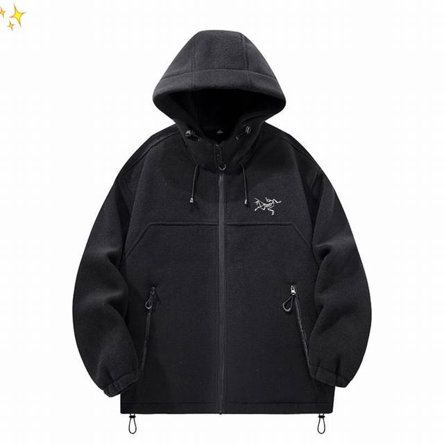 上新 Arc'Teryx 始祖鸟新款冬季男士加绒加厚 摇粒绒拼接保暖休闲连帽开衫外套！ 这款外套以高品质的摇粒绒面料精心打造，触感柔软细腻，为您带来极致的亲肤体