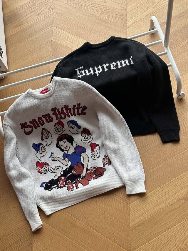 供 Supreme Fw24 Snow White Sweater 迪士尼联名 白雪公主图案提花圆领套头毛衣男女同款 黑色 米白 S~Xl 高克重纯棉毛纱编织，