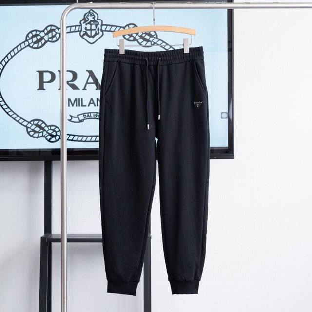 上新 顶级版本 Prada 普拉达，2024秋冬季新品 金属三角标经典款 卫裤长裤束脚男裤子男女同款 独家顶级定制面料，手感软糯干爽，上身效果挺括有型。辅料五金