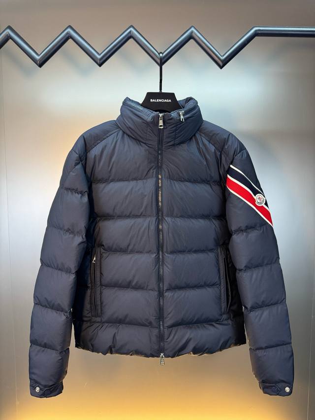 顶级天花板★Moncler Solayan蒙口ss24秋冬新款男士三色徽标织带饰边短款羽绒服外套 优质90绒填充标准。蓬松度，充绒量，手感各方面都没得挑，几乎感