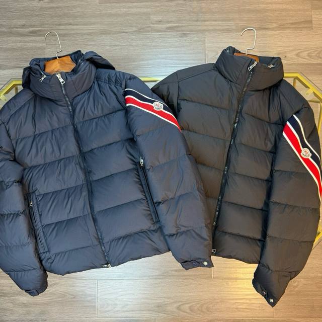 顶级天花板★Moncler Solayan蒙口ss24秋冬新款男士三色徽标织带饰边短款羽绒服外套 优质90绒填充标准。蓬松度，充绒量，手感各方面都没得挑，几乎感