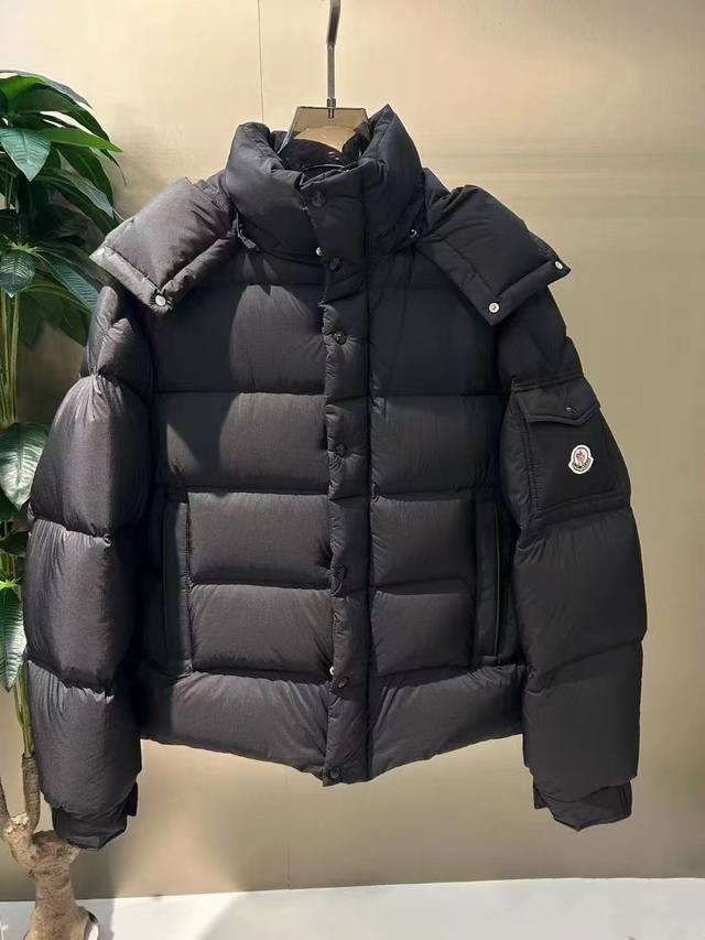 Moncler . 雾面maya男女同款羽绒服moncler 2024重磅推出全新力作 雾面哑光maya Vezere羽绒服，卓越的蓬松度以及哑光面料带来的高级