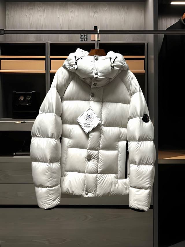 专柜顶级羽绒服！ 人气爆款！Moncler 蒙口专柜新品可拆卸连帽款白鸭绒羽绒服！恒隆在售万元级，款号：3682 蒙口家今年定制超柔丝绸梭织面料！内里填充超大容