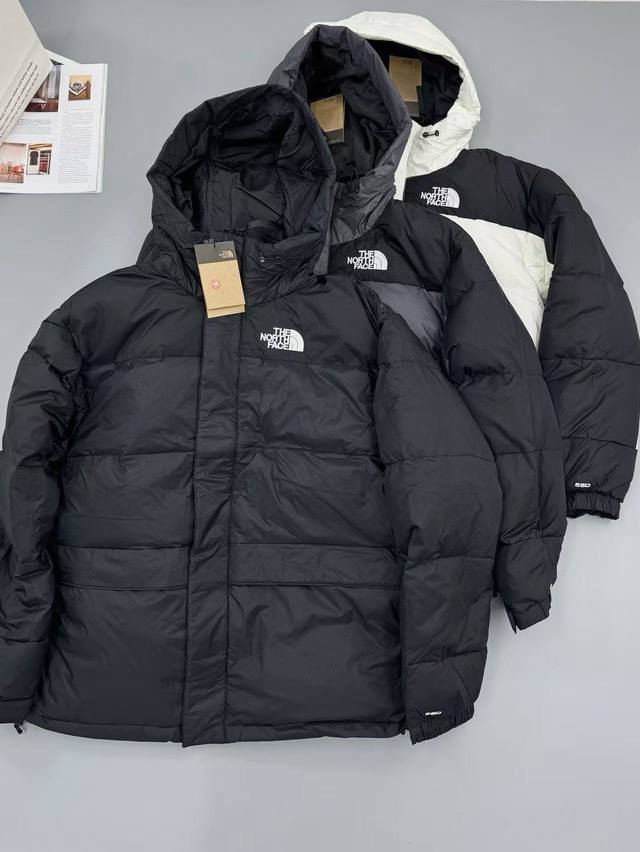 The North Face 北面喜玛拉雅美版防水羽绒服 面料：袖子下半部分和胸口部分采用的涤纶耐磨防撕裂材质，其他部分和经典96款一样采用小格子尼龙面料。 填