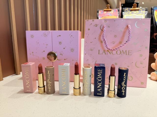 上新！ ，配礼盒装！Lancome兰蔻七夕星河口红小样三件套粉盒！星河限量版小蛮腰口红小样1.5G×3。色号：白色196#，粉色274#，蓝色295#。