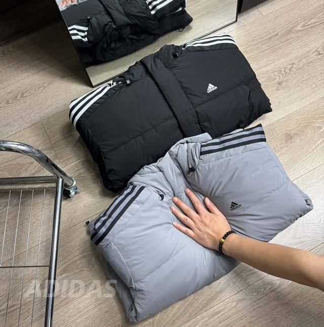 上新上新 顶级复刻 -24Ss秋冬新款adidas 阿迪达斯三色新款小标三条杠连帽情侣羽绒服- 颜色：黑色 白色 灰色 尺码：S-Xxl 采用原版一致高密度尼龙