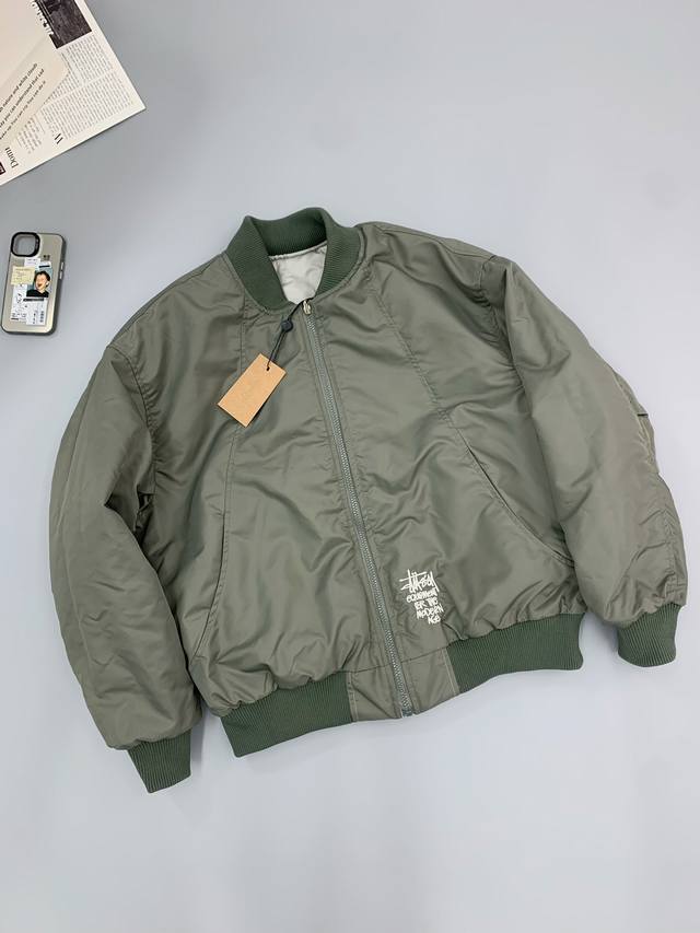 Stussy 斯图西24冬季新款ma1双面刺绣飞行夹克棉服 斯图西冬季新品飞行夹克棉服推荐 经典ma1飞行夹克 双面可穿 一面绿色尼龙斜纹面料 多裁片分割切线设