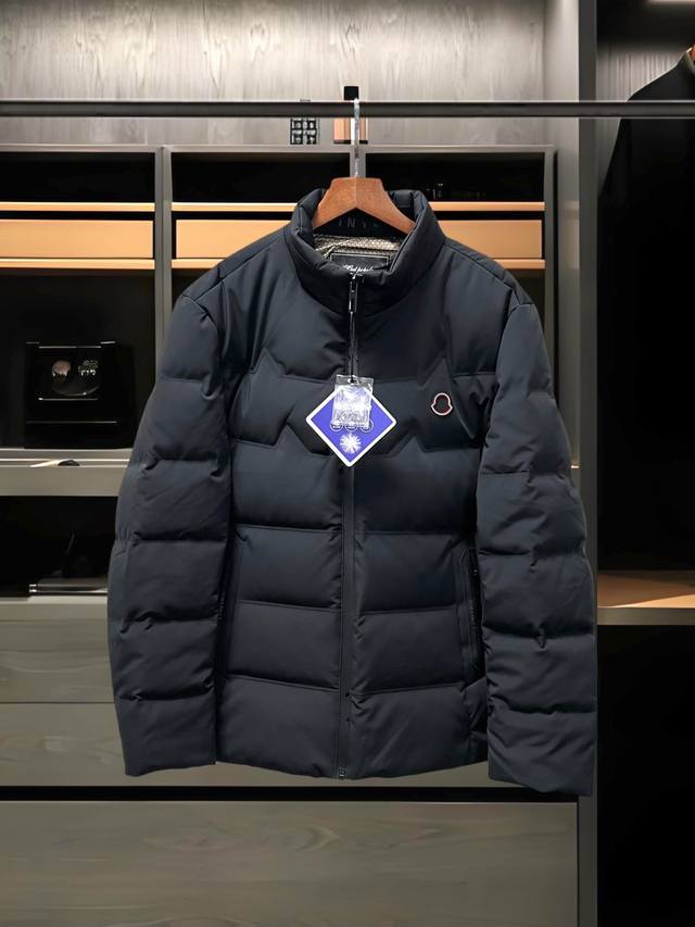 专柜顶级羽绒服！ 人气爆款！Moncler 蒙口专柜新品轻奢商务休闲白鸭绒羽绒服！恒隆在售万元级，款号：8206 蒙口家今年定制户外超柔表层面料！整件面料做了液