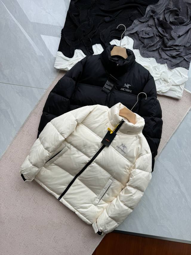 Arc’Teryx9始祖鸟刺绣款经典立领基础款白鸭绒羽绒服 面料选用cold Promax三防功能性面料，防水、防风、防污！ 内里填充国标90绒，蓬松、轻便、保