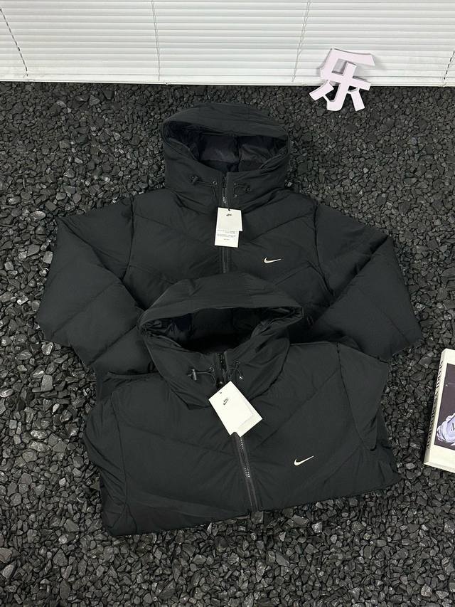 耐克 Nike Windrunner 风行者 秋冬系列金标小勾刺绣连帽羽绒服情侣款 - 自带松弛感 百搭经典黑色防风防水面料 黑色搭配金色绣花 皮标 和后背大l