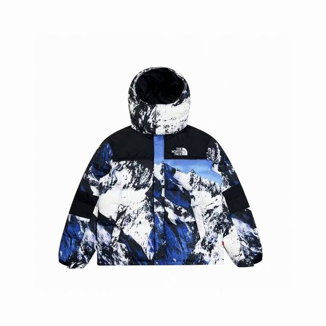 经典再现最强版本~不惧严寒 Supreme The North Face 北面联名款雪山一代羽绒服 这一款羽绒服可谓红极一时，说是最火爆的联名也不为过，大面积的