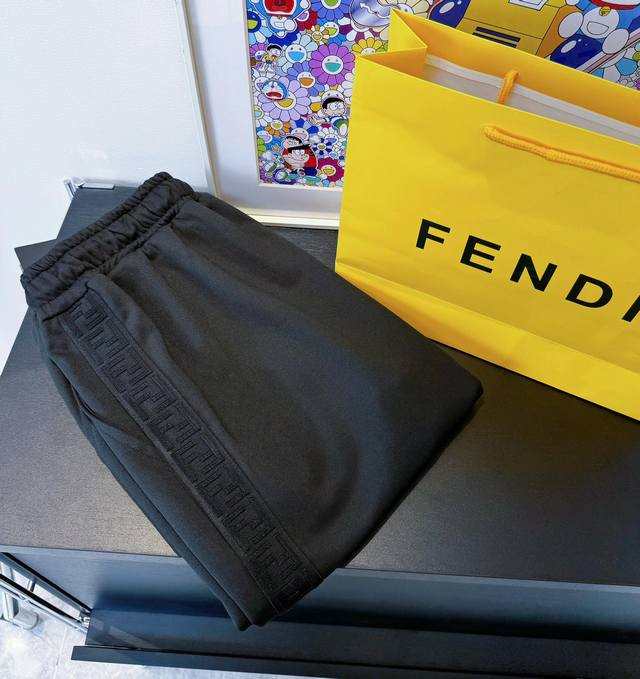 冬季新款 Fendi织带裤 Fendi芬迪冬季加厚款。24S冬新品男士休闲卫裤，一款松紧腰休闲卫裤兼备的百搭裤装，也是男士衣橱里不可缺少的搭配神器，属于实穿型的