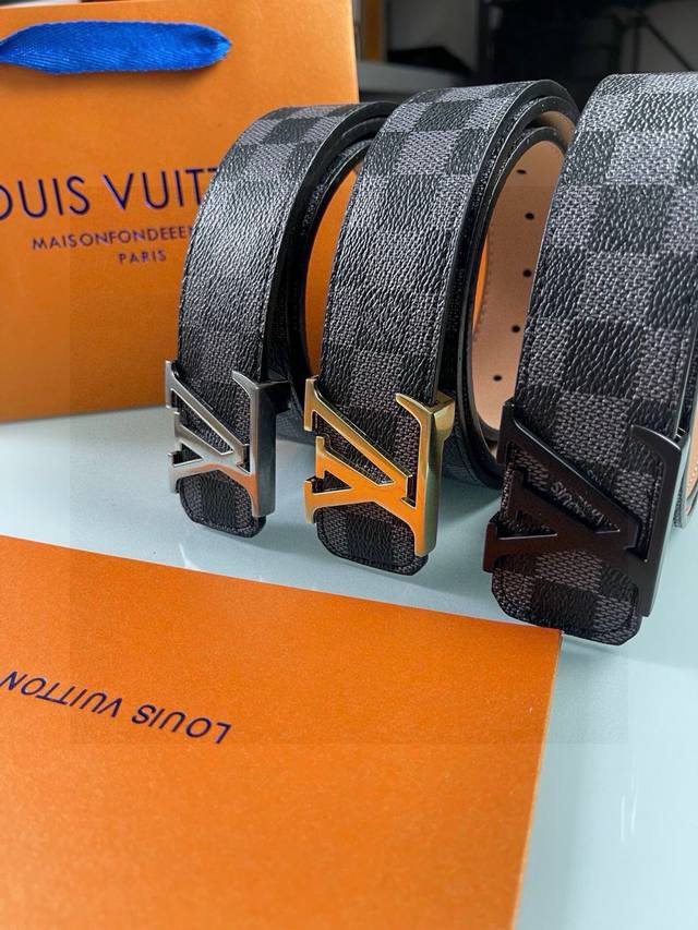 路易威登louis Vuitton Lv男士黑格腰带 经典老驴，酷酷的年轻时尚休闲款，商务休闲两相宜，上身非常简约大气，满满的高级感。低调奢华沉稳内敛的风格，更