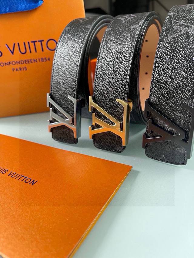 路易威登louis Vuitton Lv男士黑花腰带 经典老驴，酷酷的年轻时尚休闲款，商务休闲两相宜，上身非常简约大气，满满的高级感。低调奢华沉稳内敛的风格，更