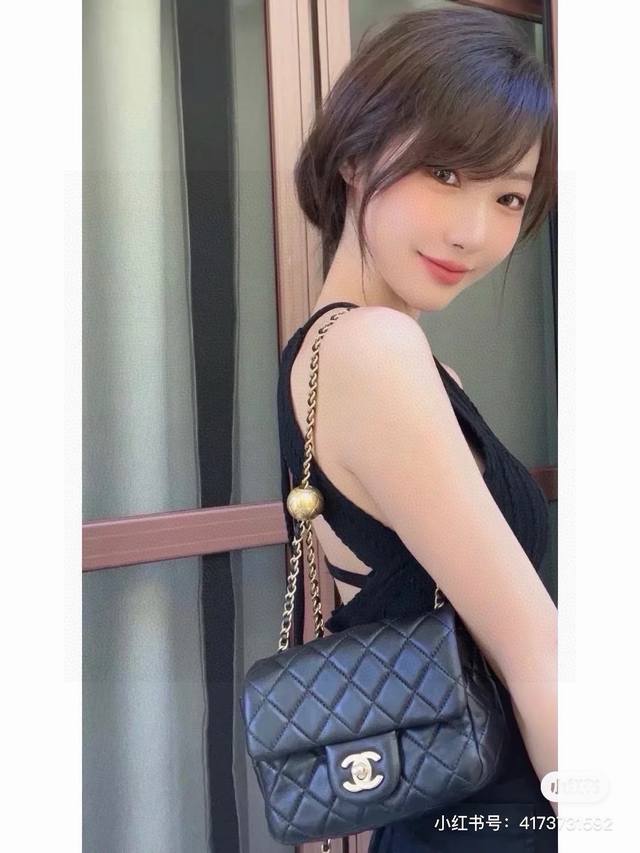 Chanel香奈儿小金球方胖子 在众多奢侈品中，香奈儿已经成了优雅的代名词，而香奈儿小金球更是一包难求，全球断货王就是它！小巧的包型和可爱的小金球哪个女孩不爱呢