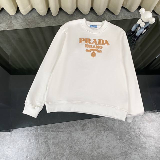 特价 Prada普拉达 新款贴皮字母logo情侣款圆领卫衣 面料数码直喷印花工艺，面料采用420G双股大毛圈面料，胸前皮质logo字母，缝线严实，手感非常舒服，