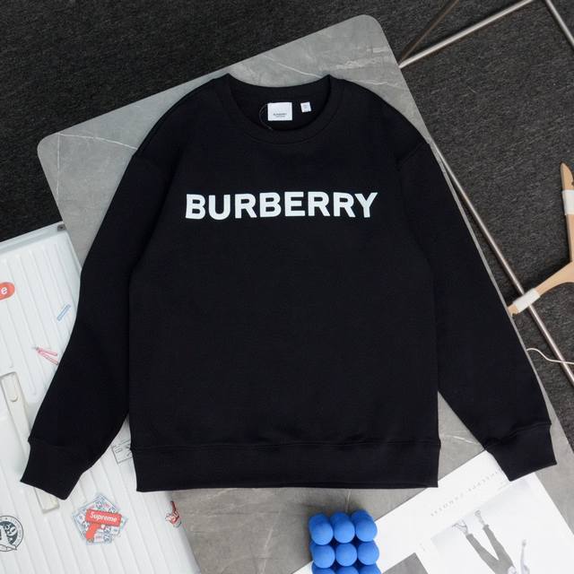 上新 顶级复刻 高端定制 - Burberry Bbr巴宝莉 经典款胸前字母发泡印花休闲圆领卫衣 - 款号：W230064 - 颜色：黑色 白色 - 购入原版开