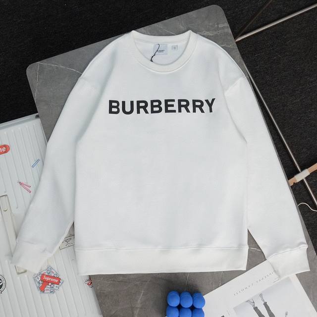 上新 顶级复刻 高端定制 - Burberry Bbr巴宝莉 经典款胸前字母发泡印花休闲圆领卫衣 - 款号：W230064 - 颜色：黑色 白色 - 购入原版开