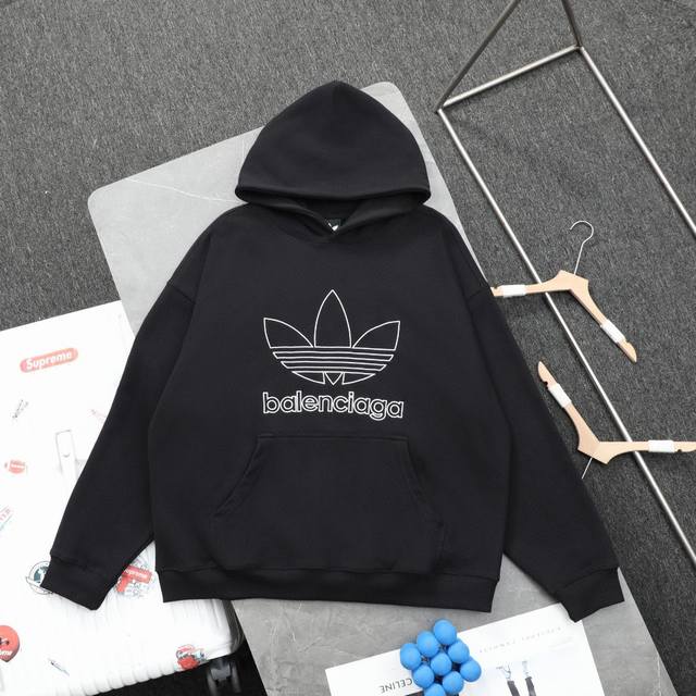 上新 顶级复刻 高端定制 - Balenciaga 巴黎世家 阿迪达斯 Adidas三叶草联名款刺绣连帽卫衣帽衫 - 颜色：黑色 - 购入原版开模打造，全套定制