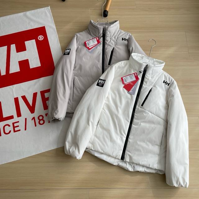 官网同步女款helly Hansen Hh 海丽汉森冬季保暖小高领短羽绒服外套 货号:Hc3Wcdj92W 小高领短款羽绒服基础且具有设计感 右臂hh 1877