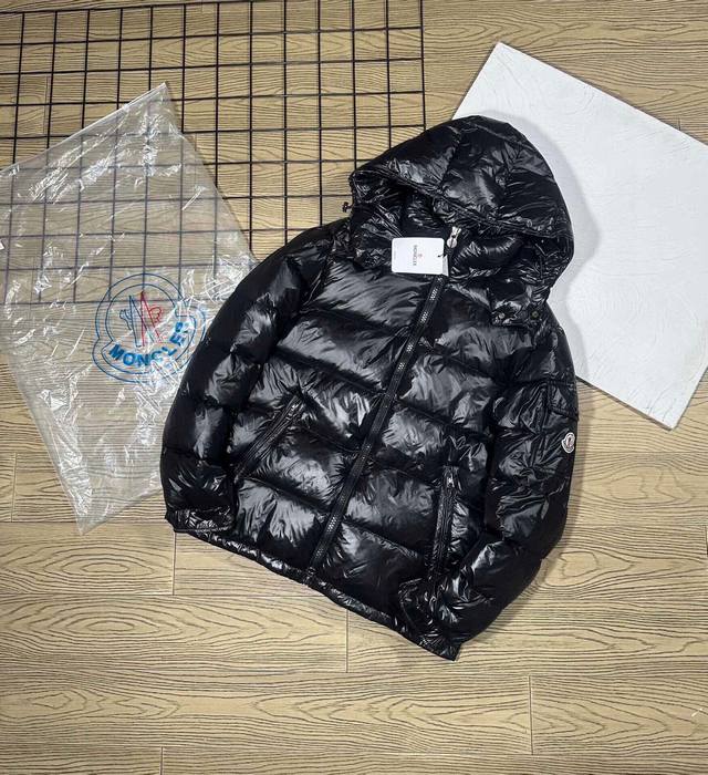 Moncler Maya 蒙口陈奕迅同款玛雅亮面防水小标羽绒服-顶级版本 帽子可拆卸 重新诠释，全新色调焕新标志性款型。彰显品牌dna的典范之作，采用闪亮漆面尼