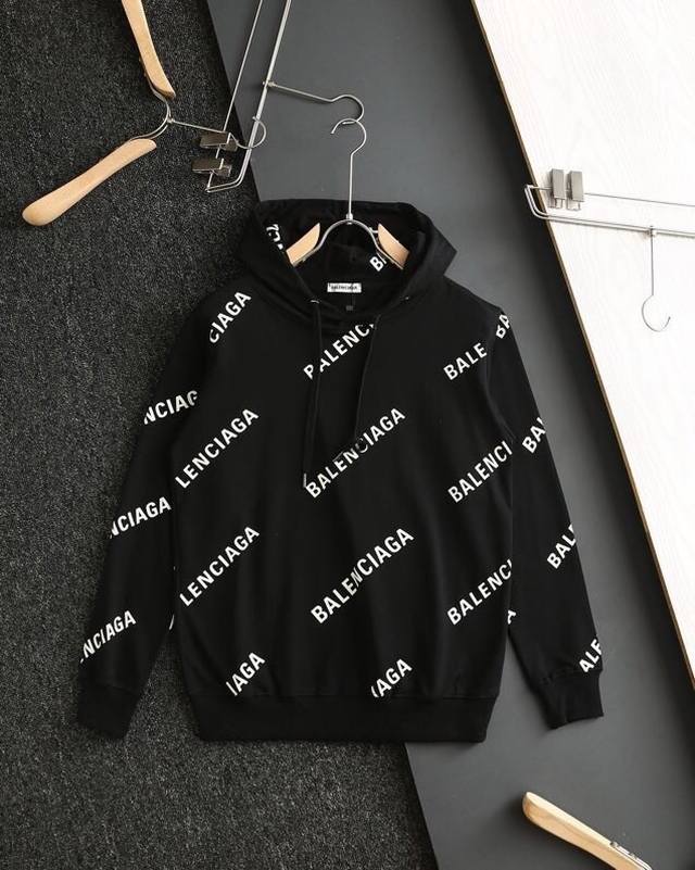 高品质全棉 Balenciaga 巴黎世家满印全棉连帽卫衣， 整件衣服采用了进口胶浆，无甲醛印花，经过对刷网版进行技术处理，加了牢固定同时，从而使有图案的地方浆