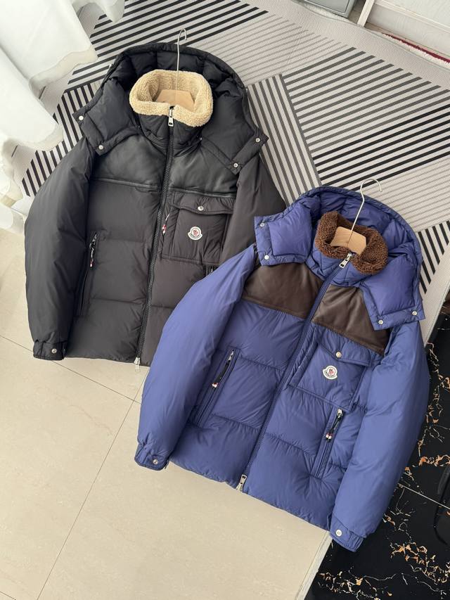 2024S爆款：直邮代购moncler 蒙口 Braye新款羊羔毛领皮面拼接羽绒服爆款 描述： 该款短款派克羽绒采用 Longue Saion面料制成，服装满载