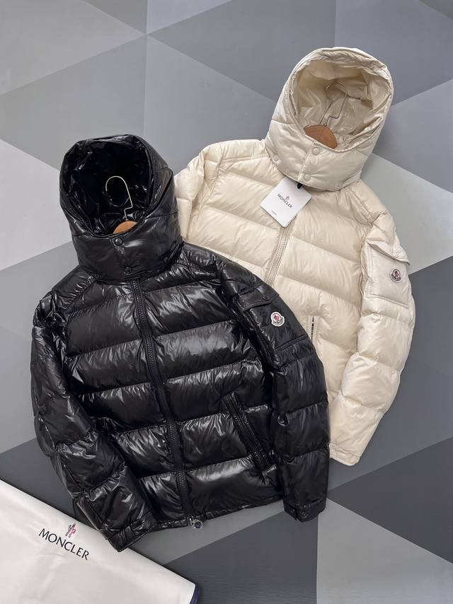 Moncler 蒙口maya系列短款羽绒服，可脱卸帽。每年看都不过时，简简单单，去除冗杂，男女同款，都可驾驭，上身好看而且好搭。 Maya源于夹克的外型设计，加