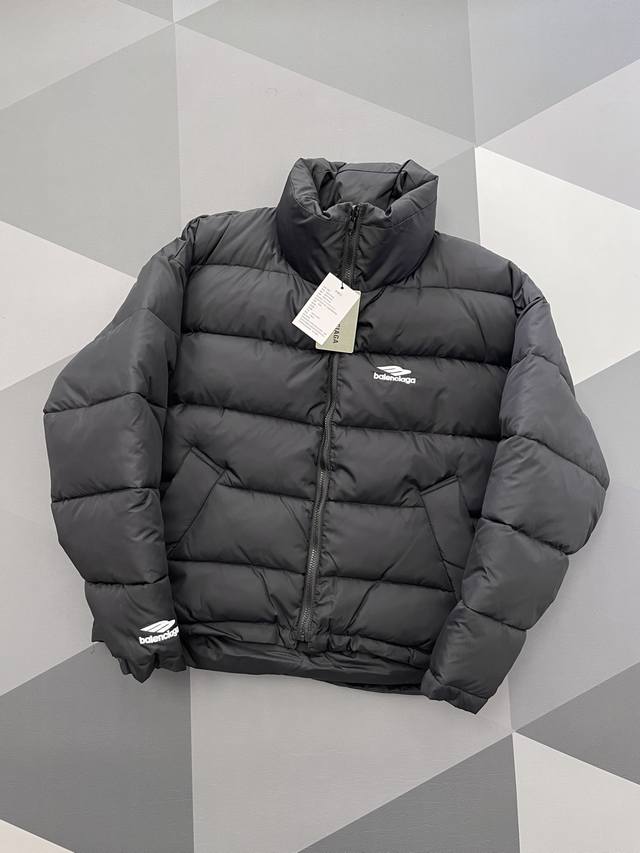 厚厚的才有安全感 Balenciaga 巴黎世家冬季两面穿茧型滑雪服棉服外套，超厚实的一款，一件过冬，东北穿也没问题。 正反两面，正面刺绣，反面印花，两种图案两