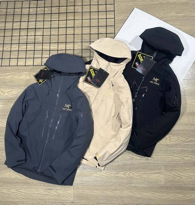 Arcteryx 始祖鸟 冬季男女同款款连帽保暖羽绒服 防风 防水 户外冲锋衣！高端品质 这款冬季羽绒服时尚保暖，防风挡雨，正是高山， 性能的城市妙用！ 整衣采