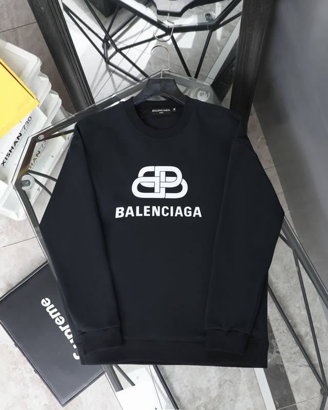 拿货 Balenciaga巴黎世家徽章印花圆领卫衣男女同款 面料：采用特供360克高克毛圈面料， 配套高克螺纹领口下摆绝不松垮变形 表面全部经过除毛处理 上身爽