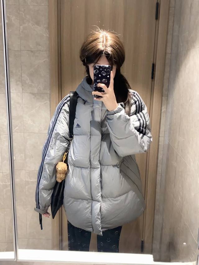 新款adidas阿迪达斯三条杠保暖专柜中款落肩款羽绒服，80%白鸭绒，20%羽毛，锁绒效果好，不拽绒，门襟双道压线，品质看得见，年冬季adidas阿迪达斯男女情