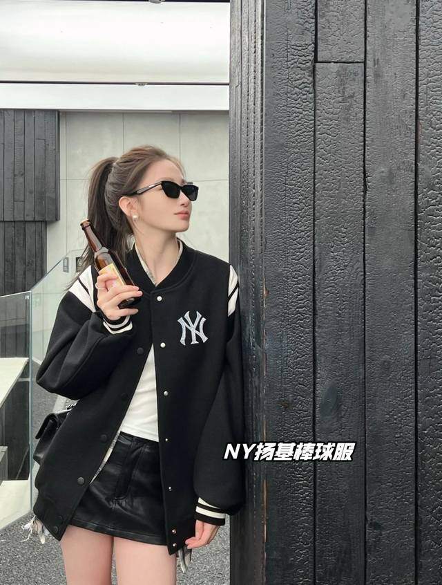 Mlb洋基队ny加绒刺绣logo拼色加厚外套 复古一下棒球服真的永远好看 黑白撞色好高级怎么搭配都显白～ Ny重工刺绣质感不错 加绒面料超级抗风 宽松版型可以把