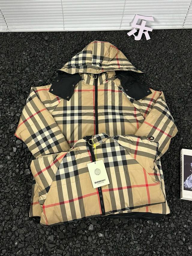 Burberry巴宝莉 秋冬经典格纹连帽拉链保暖羽绒服男女同款 - 冬天衣柜里面必入的一件羽绒服 原版鹅绒！超级蓬松！ 利落帅气的立领设计，行走的小火炉！户外亦