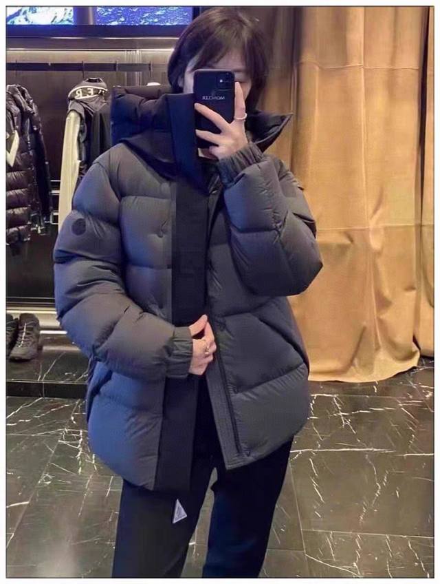 上新 管网售价17000+ Moncler Fw24蒙口黑武士欧洲站徽标刺绣连帽羽绒服，男女同款！情侣同款！今年秋冬的巨大黑马 持续热度飙升！官网售价17000